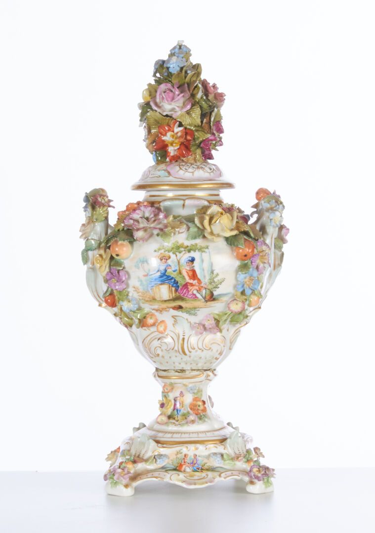 Null Un vase couvert en porcelaine de Saxe - H : 32 (petits accidents, couvercle&hellip;