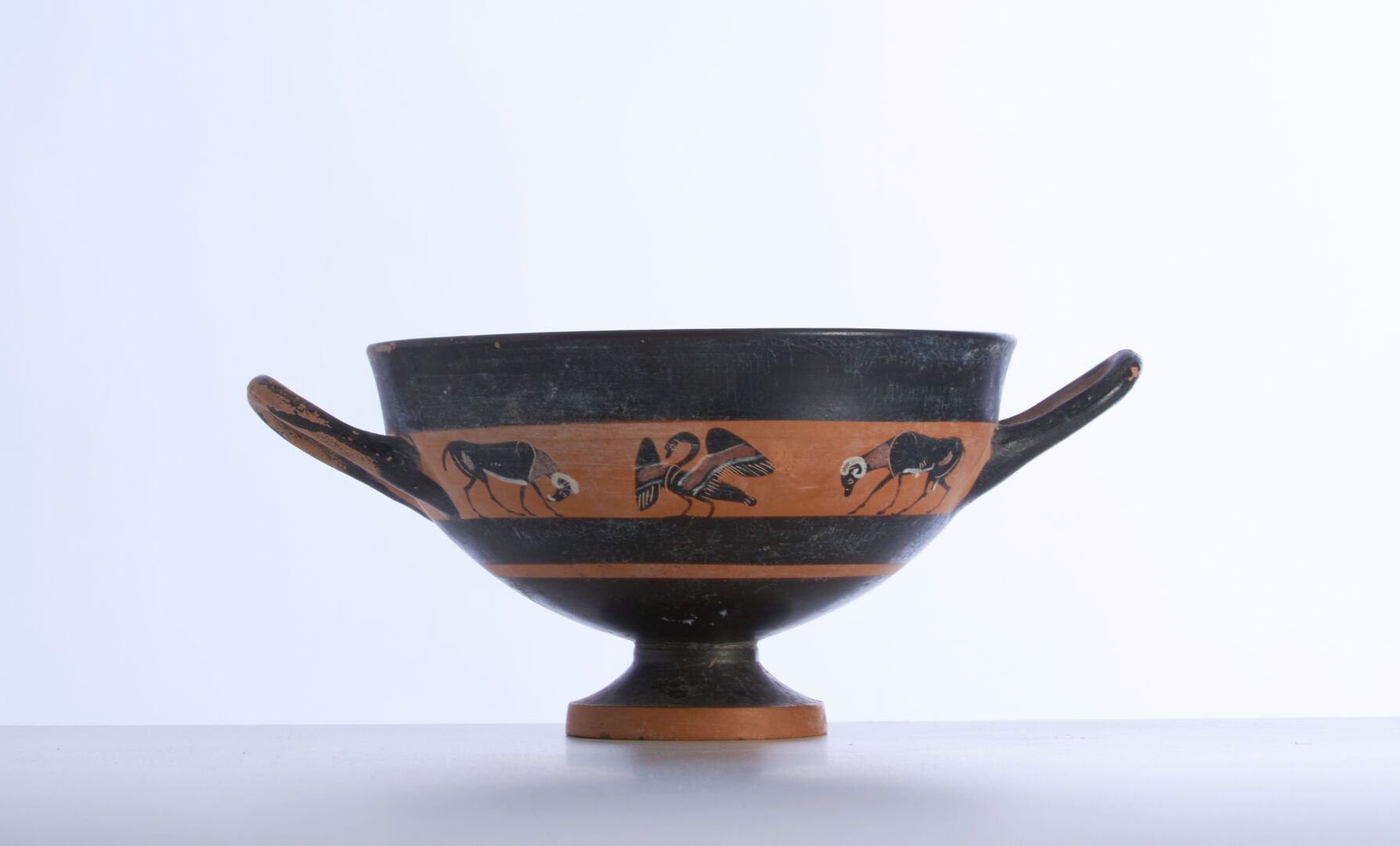 Null 赫莫吉尼型的黑色带状杯，装饰有一只天鹅，在两只天鹅之间。

公羊。黑色釉面粘土，有紫色和白色的油漆亮点。希腊艺术，阿提卡，约530

B.C.J.C.&hellip;