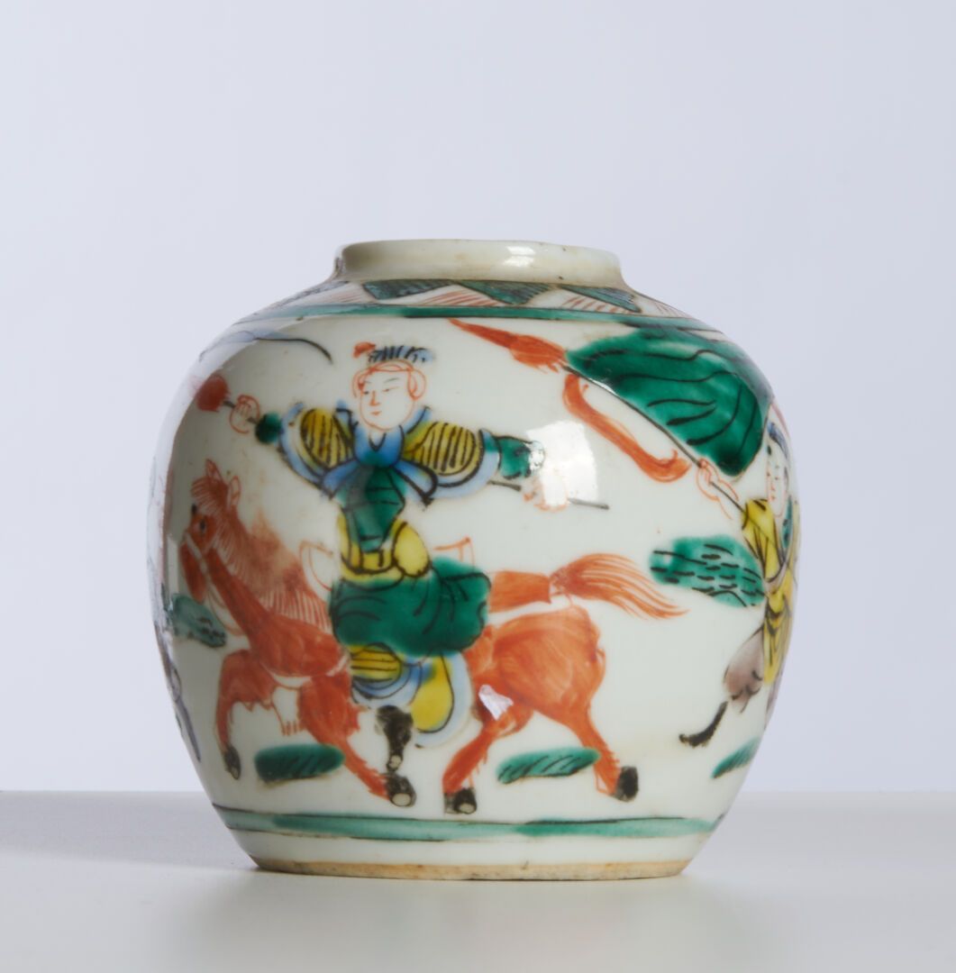 Null Un petit vase en porcelaine de Chine à décor de guerrier - H : 9,5