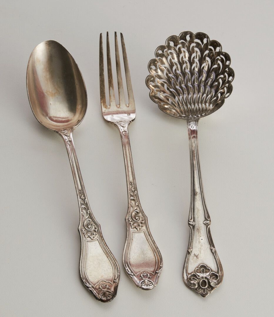 Null A silver sprinkling spoon - weight : 56,2g

A silver tableware - weight : 1&hellip;
