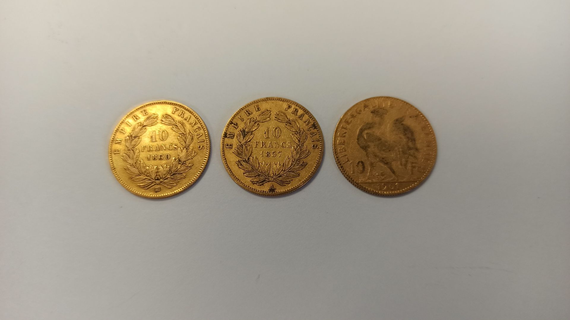 Null 
Tres monedas de oro que incluyen : dos 10F Napoleón III y una 10F Coq - pe&hellip;