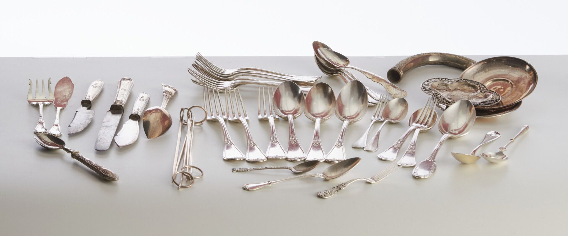 Null 一批重要的物品包括：若干餐具、叉子、勺子、刀子、杯子、烤串......。全部为银制 - 重量：1980克
