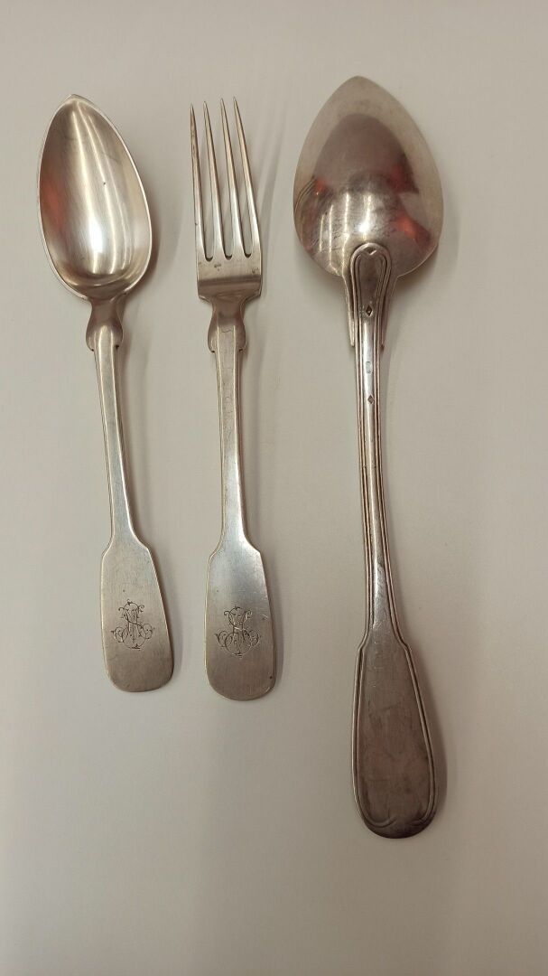 Null 一件银质餐具和一把布丁勺，都是银质的，有不同的标记 - 重量：292.2克