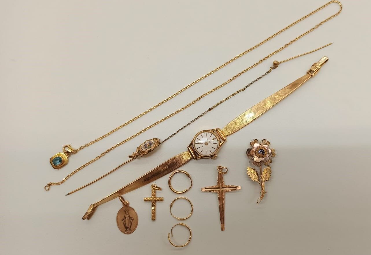 Null Un pequeño lote de objetos de oro (cruz, reloj, medallas, etc.) - peso brut&hellip;