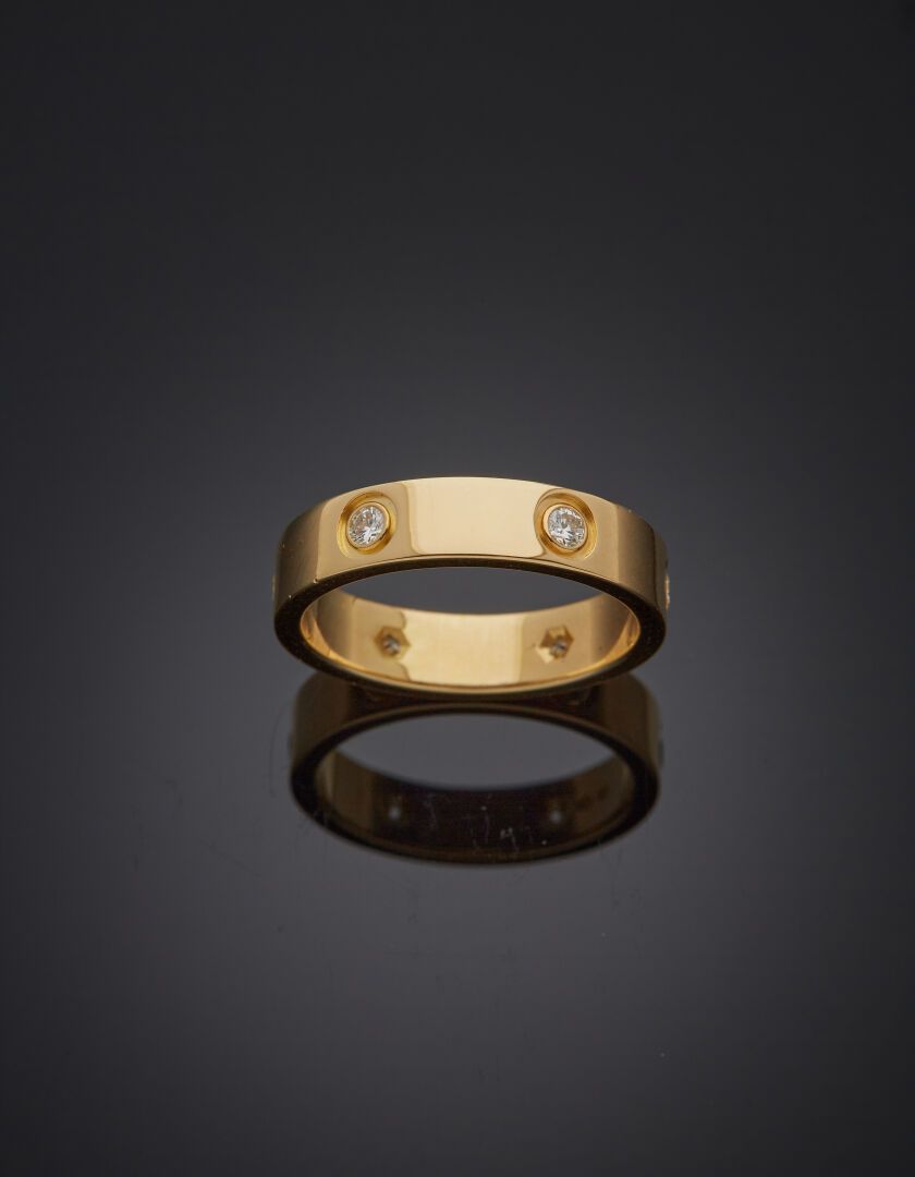 Null 卡地亚

ALLIANCE "爱 "黄金（750‰），镶嵌6颗明亮式切割钻石。

签有CARTIER，有编号。

手指：63。毛重：9.3克。