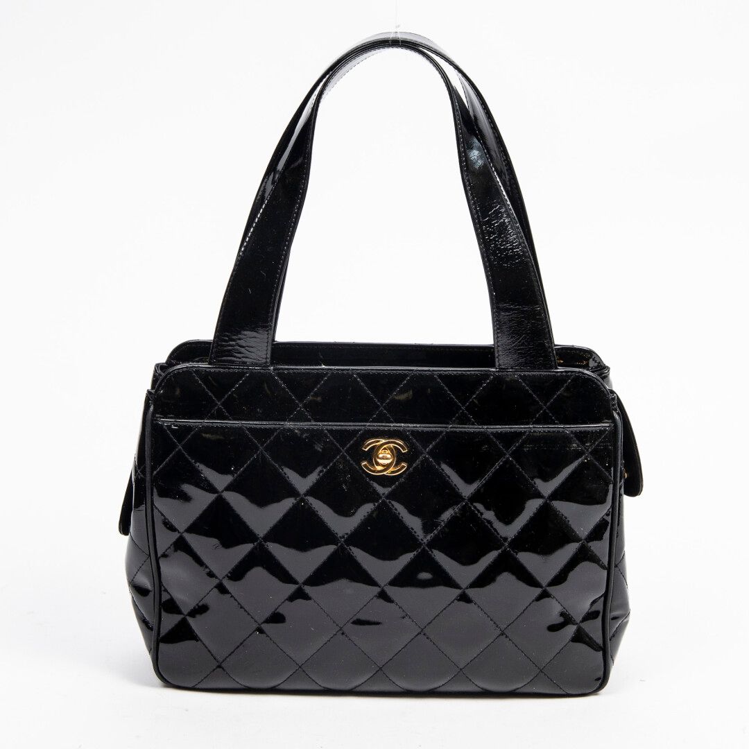 Null CHANEL

Alrededor de 1996/97

Bolsa

Bolsa



Charol acolchado negro

Charo&hellip;