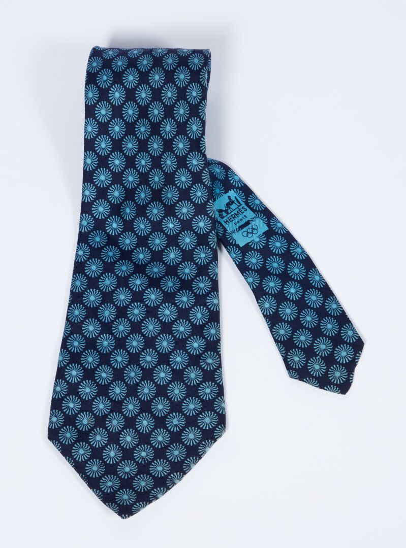 Null HERMES 

A blue and turquoise tie