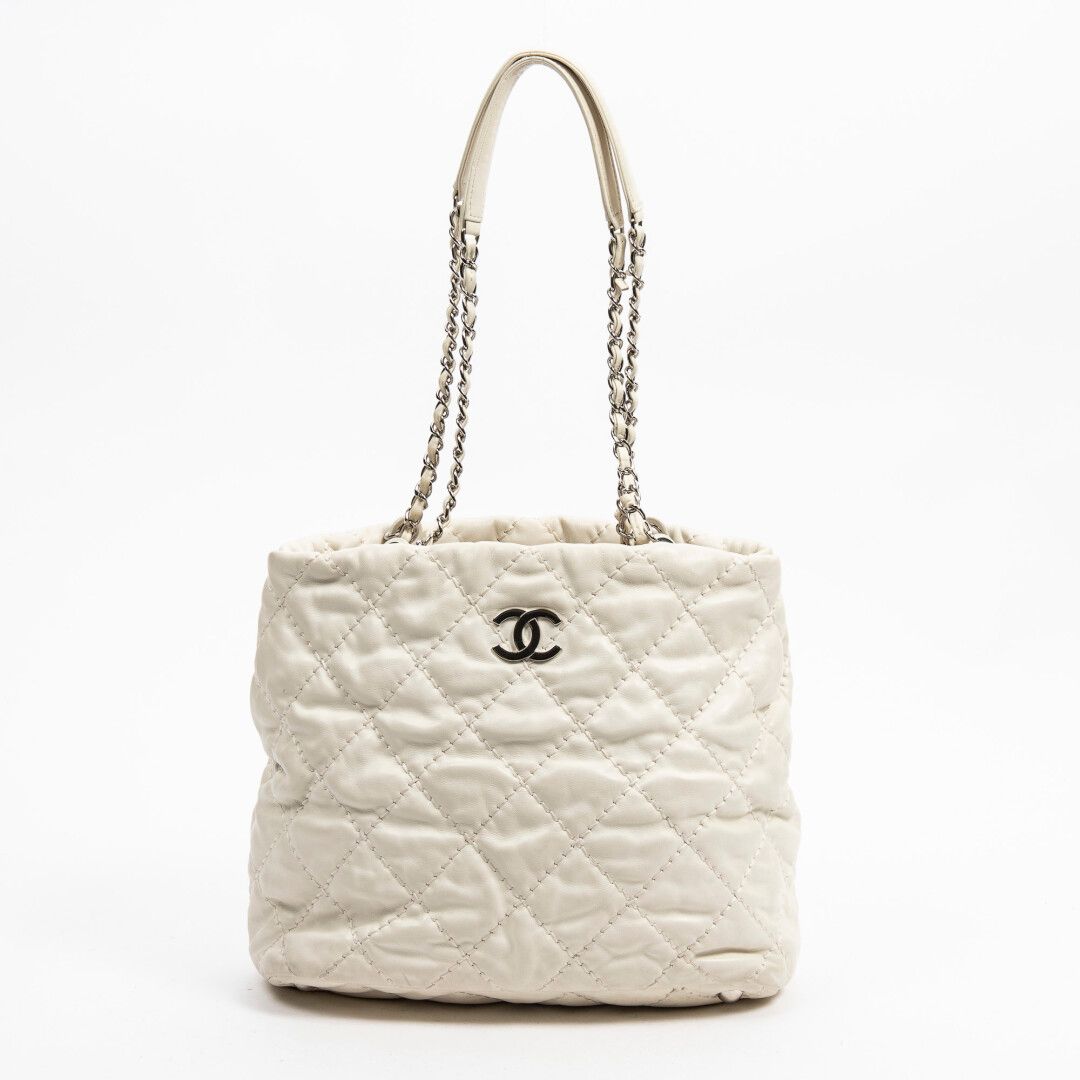 Null CHANEL

Circa 2013/14

Bag

Bag



White quilted "Wild Stitch" leather

Whi&hellip;