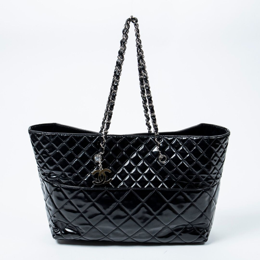 Null CHANEL

Circa 2010/11

Shopping tote

Shopping tote 



Black quilted paten&hellip;