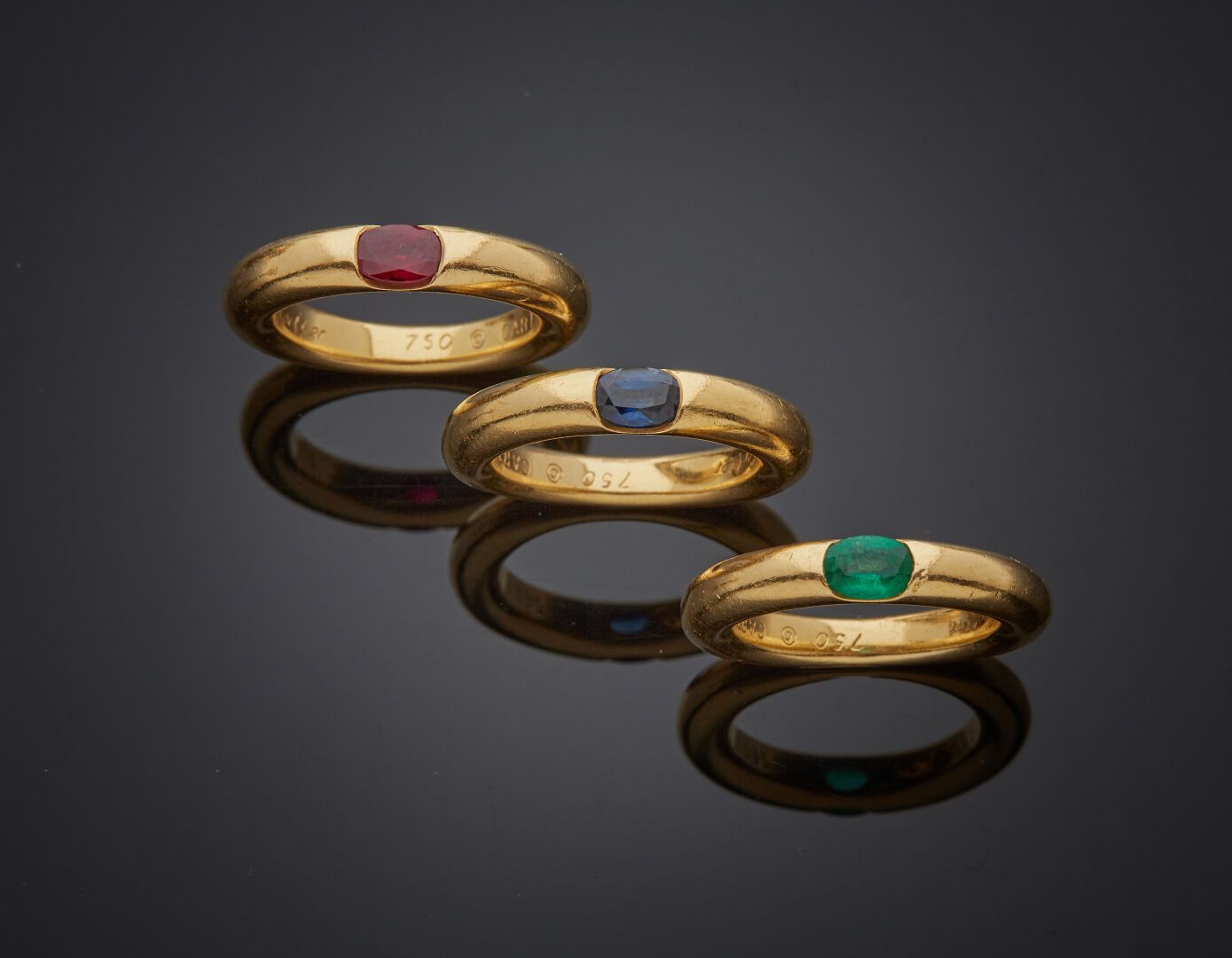 Null 卡地亚

三枚黄金(750‰) "Jonc "戒指，每枚都镶嵌着一颗椭圆形的蓝宝石、红宝石和绿宝石。

签名：CARTIER，编号，日期：1992。
&hellip;
