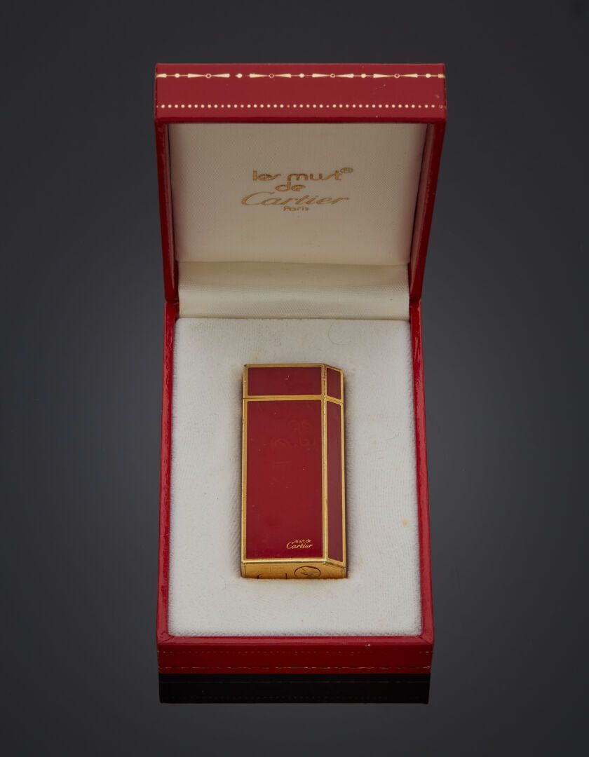 Null MUST DE CARTIER

BRIQUET in gilt metal decorated with red lacquer. Case and&hellip;