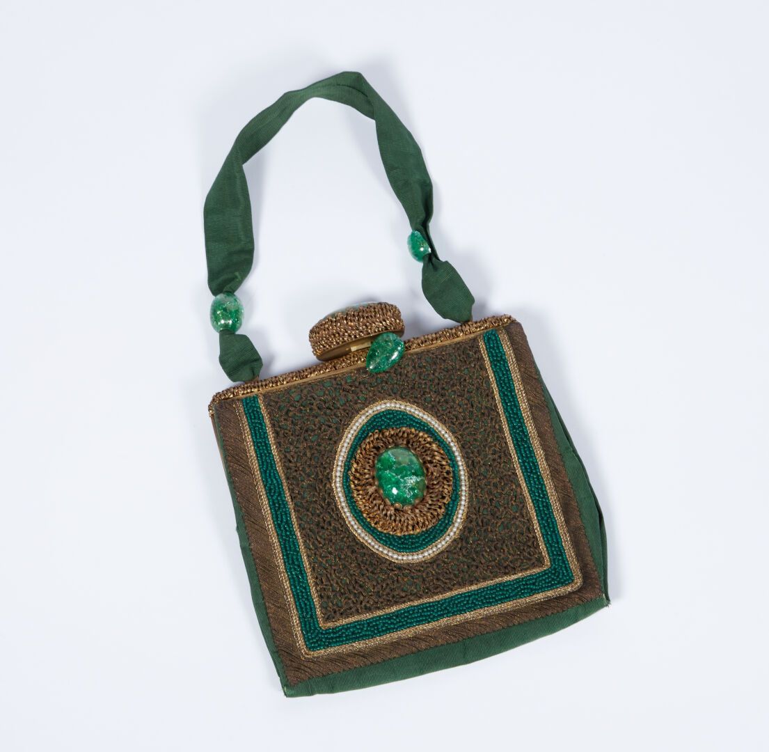 Null An evening bag in green fabric embroidered with gold thread and pearls and &hellip;