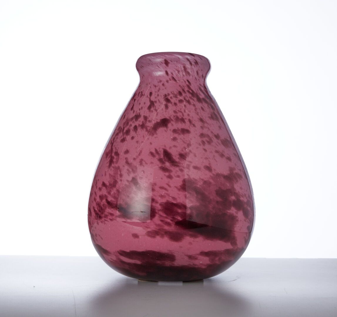 Null DELATTE F .

A large iridescent glass vase with a pink background - H : 31