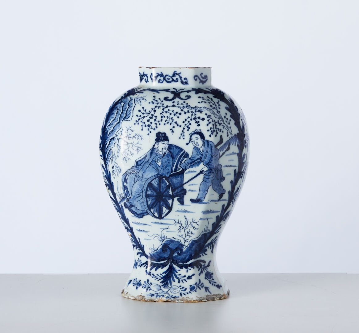 Null Un vase Delft à décor asiatique - H : 24 (accidents)