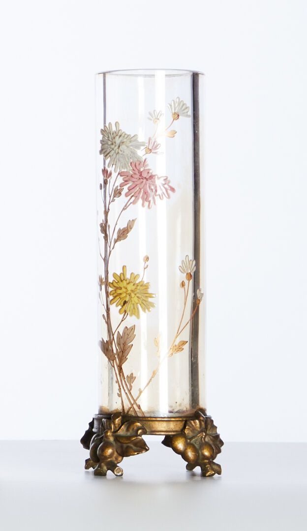 Null BACCARAT

Un vase en verre émaillé à décor de fleurs et monture en bronze. &hellip;