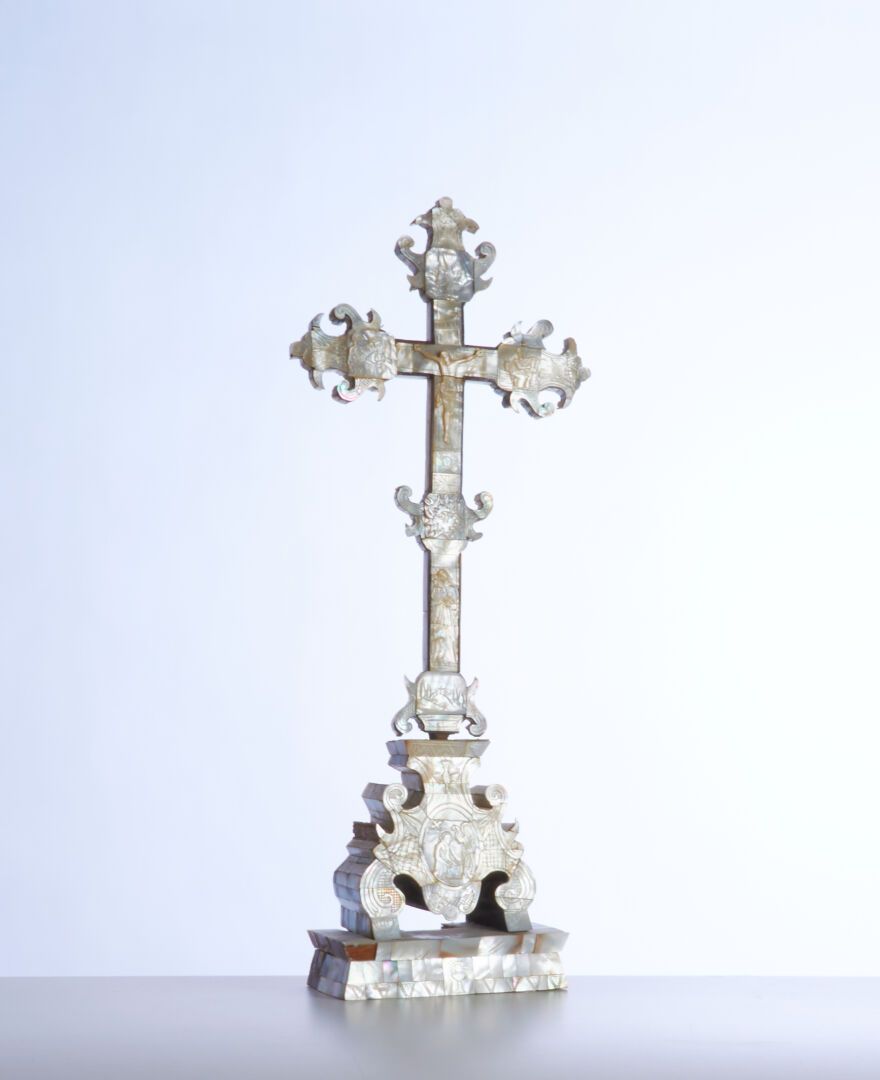 Null Ein Kreuz aus Perlmuttfurnier. Epoche XVIII. - H: 67 (zahlreiche Fehlstelle&hellip;