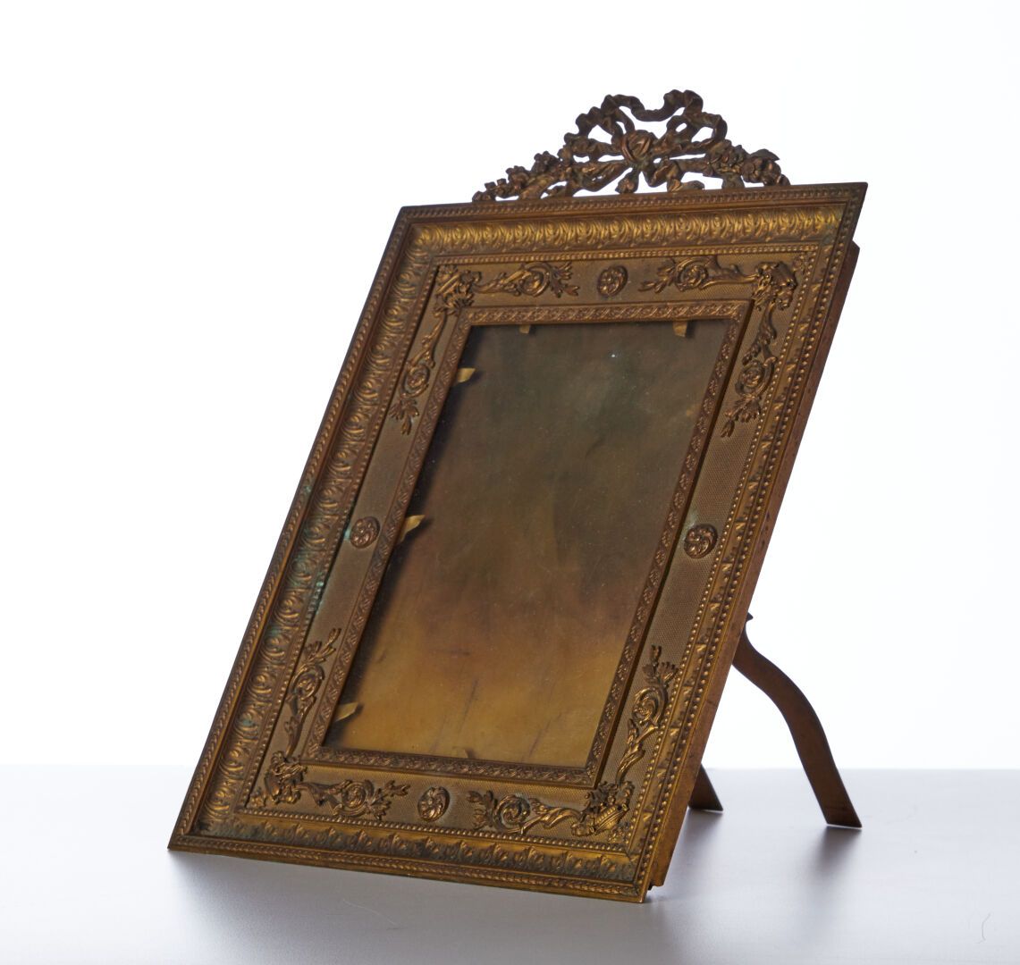 Null A small carved gilt bronze frame. Louis XVI style - 21x17