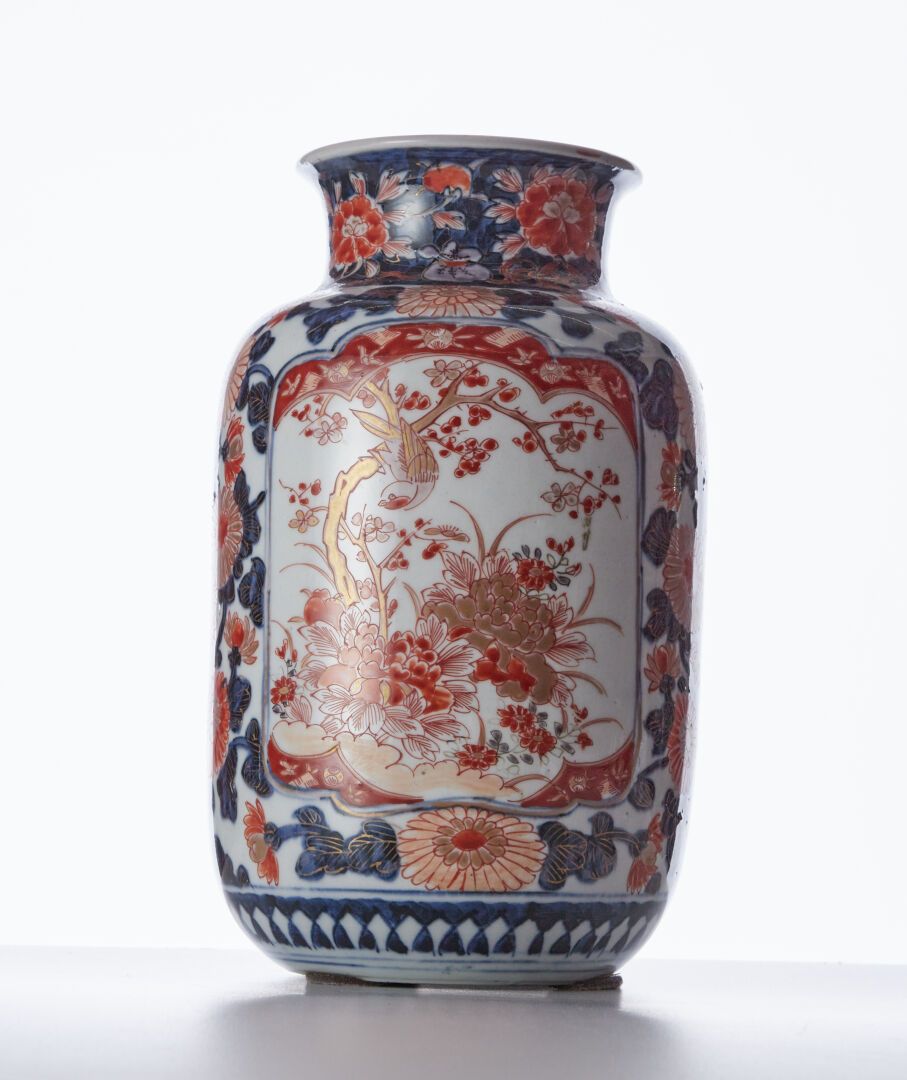 Null Un jarrón de porcelana con decoración Imari - H : 24