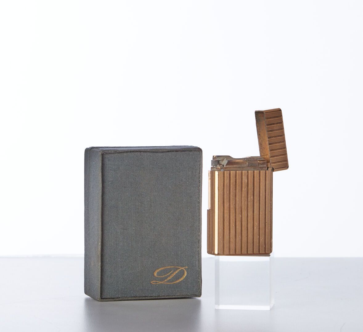 Null DUPONT

A gilded metal lighter in its original box