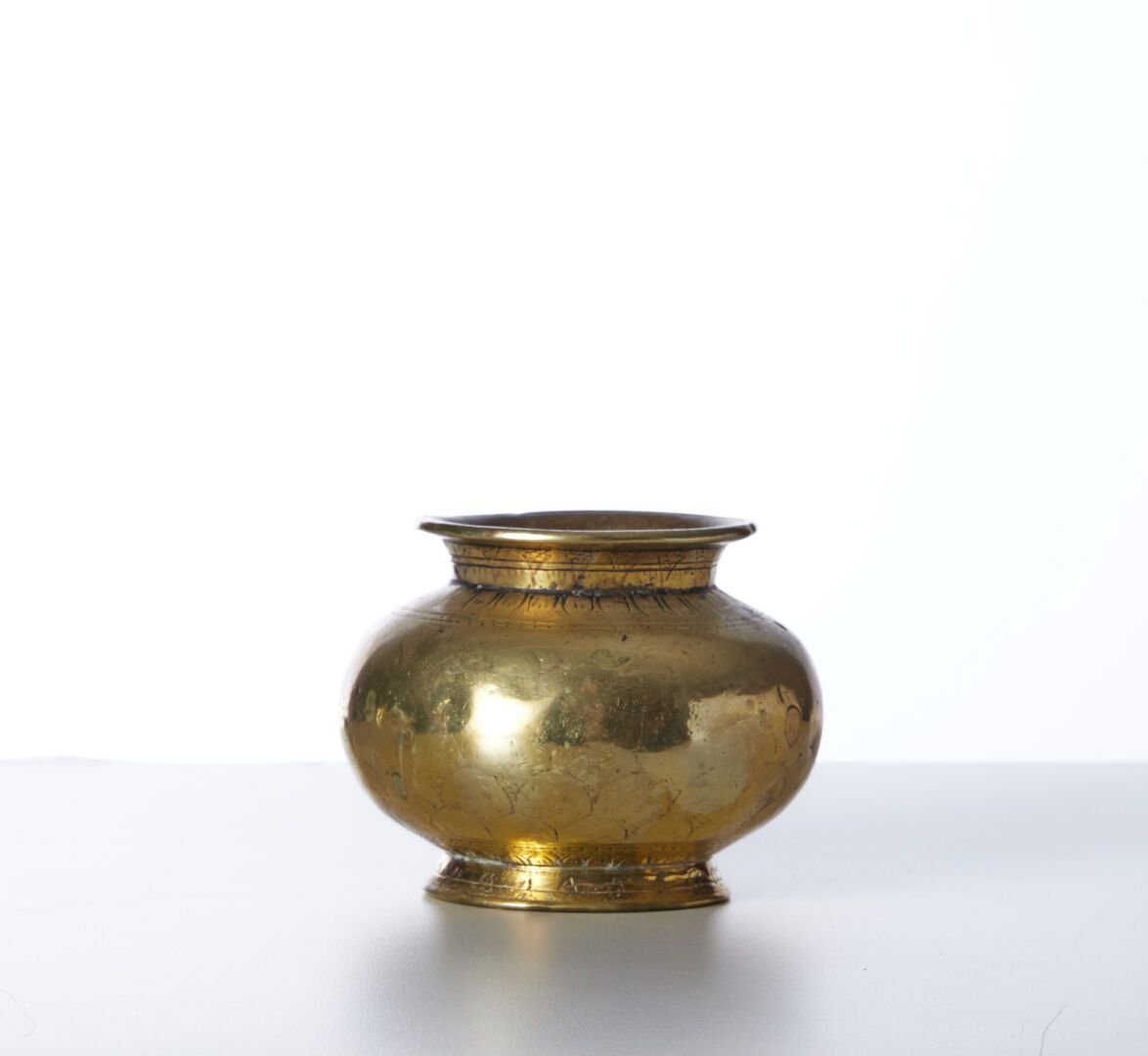 Null Eine kleine Vase aus Bronze - H: 6,5
