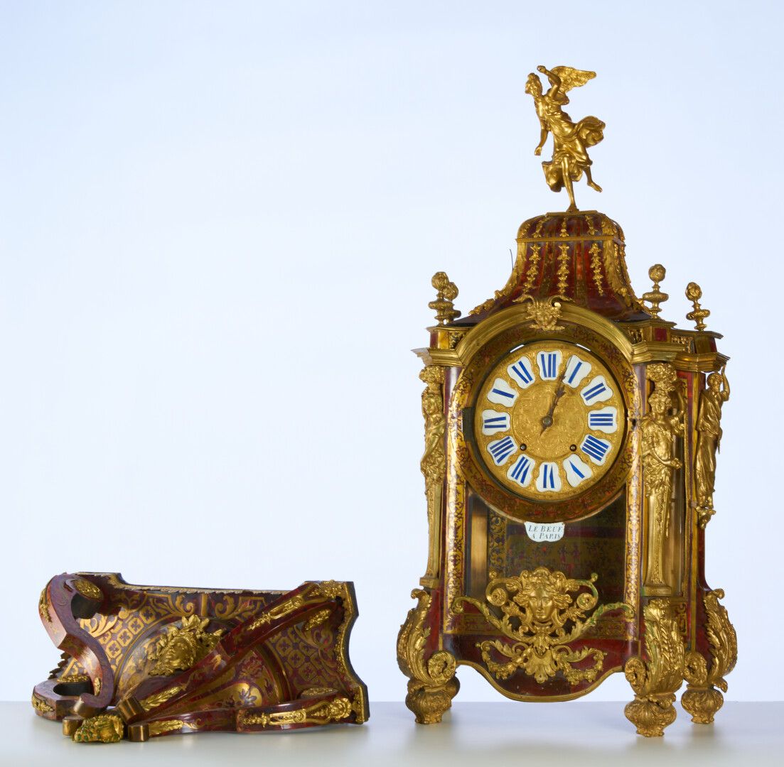 Null LE BEUF 巴黎

一个路易十四时期的卡特尔及其壁炉，用红色玳瑁和鎏金铜镶嵌，装饰着鎏金铜。有四个涡旋的控制台 - 高：138.5宽：53深：28&hellip;