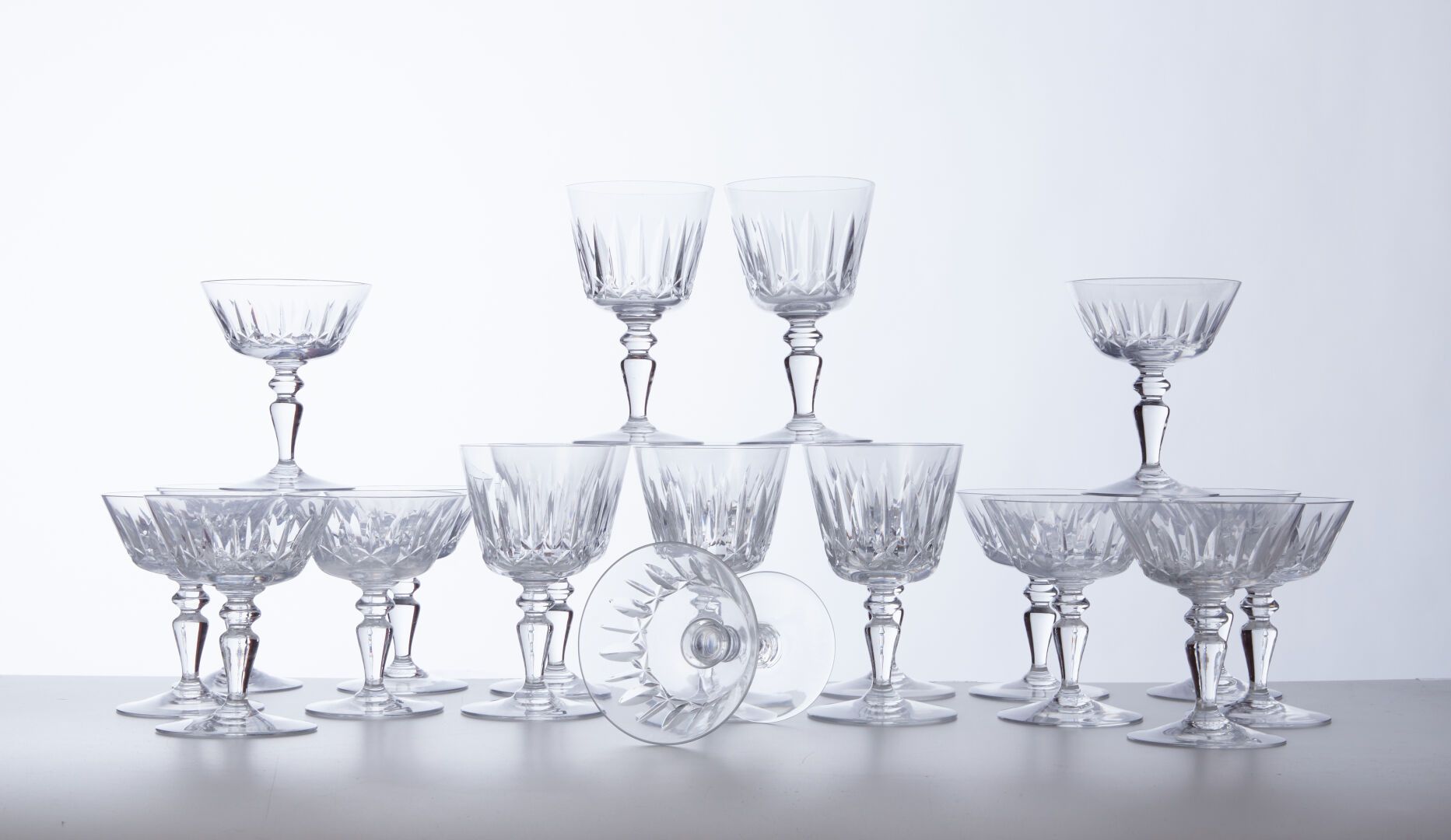Null BACCARAT

Douze coupes et huit verres en cristal taillé - H : 12 / 15
