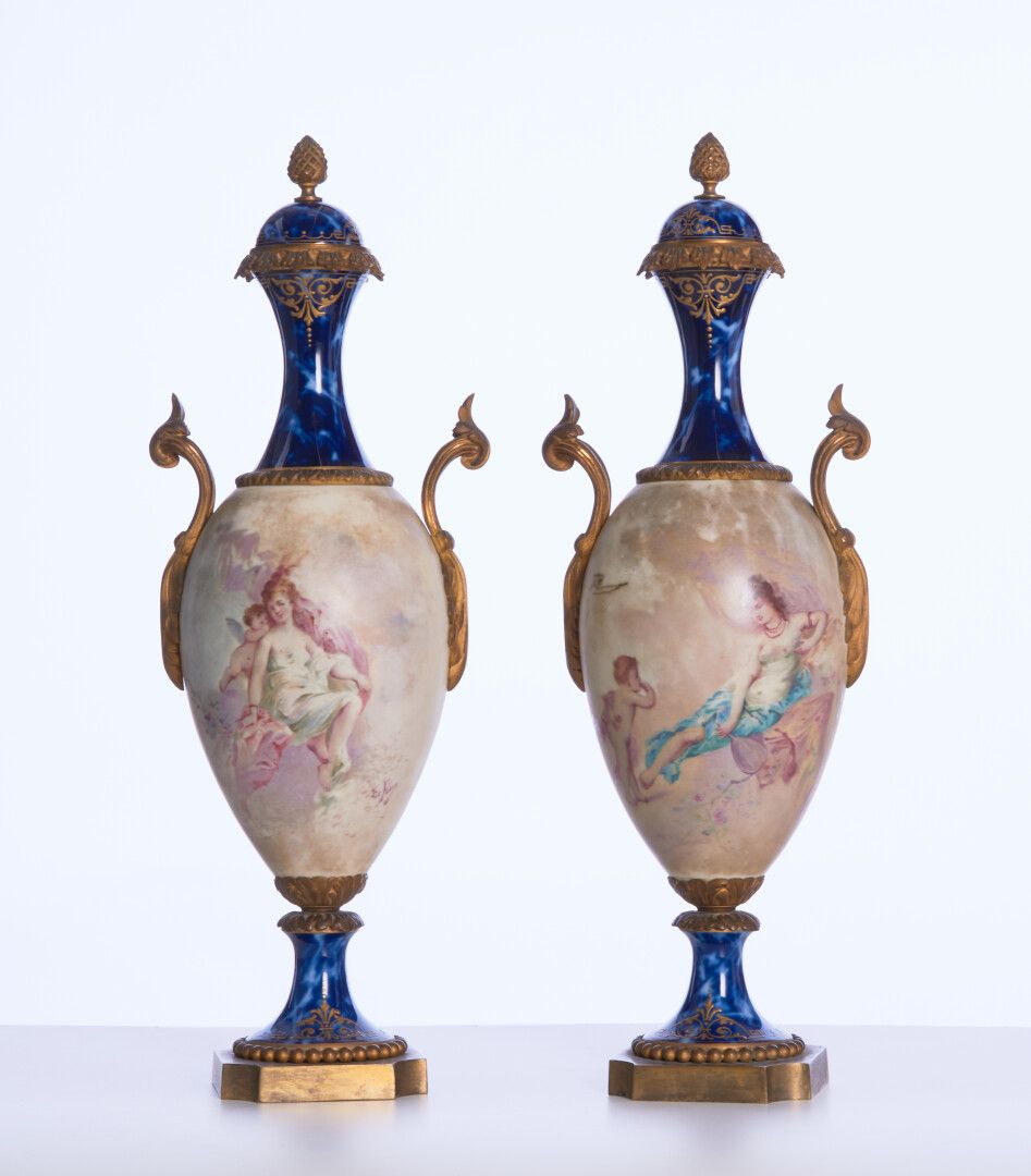 Null PIEREM E.

一对塞夫勒风格的有盖花瓶，带彩绘装饰，有签名，有鎏金铜架 - 高 : 46