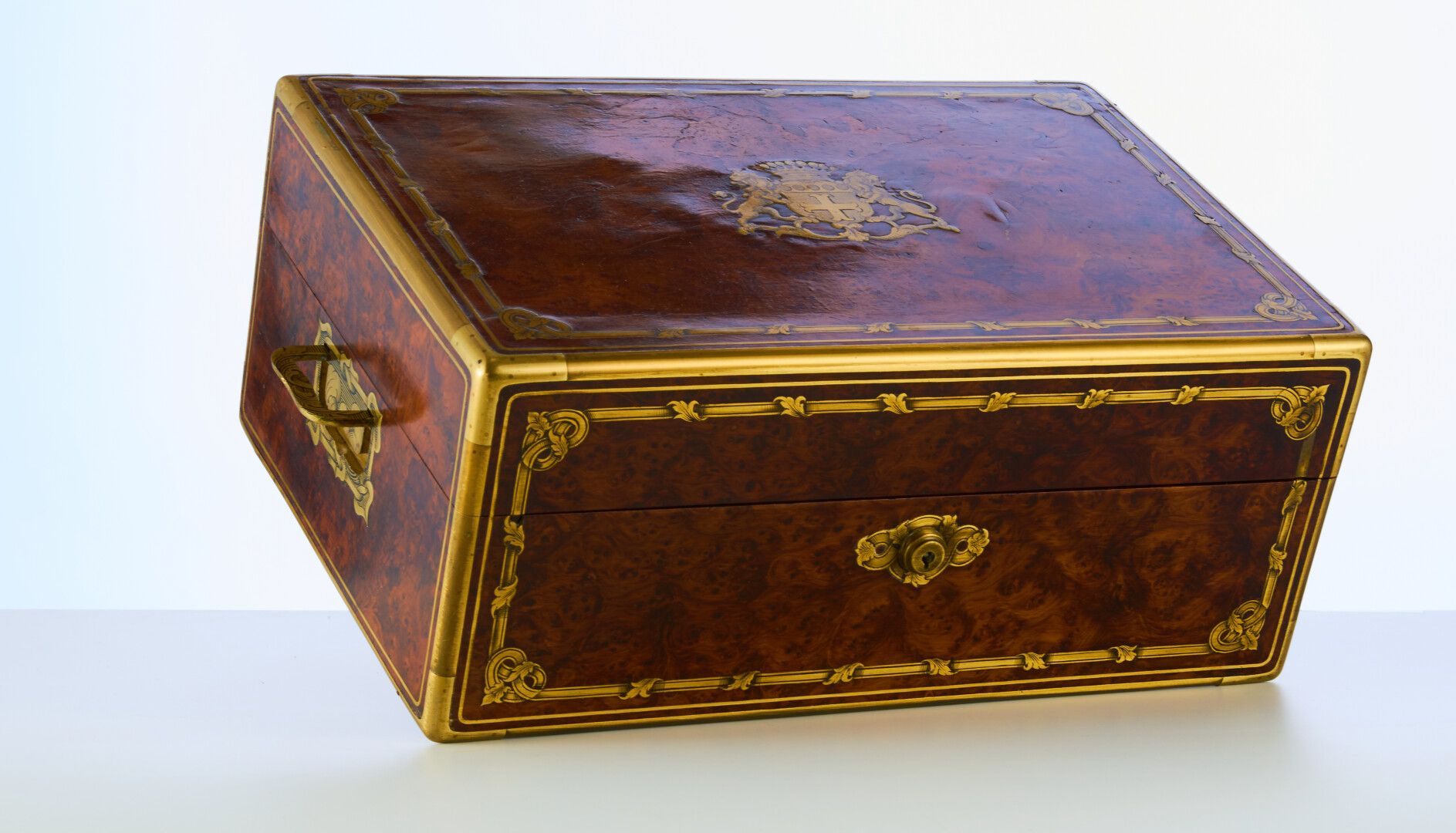 Null AUCOC长老

胡桃木和铜丝盒，装饰有中央纹章，并在其水晶和银色的内部签名 - 38,5x26（对一个盒子的意外，缺少印章