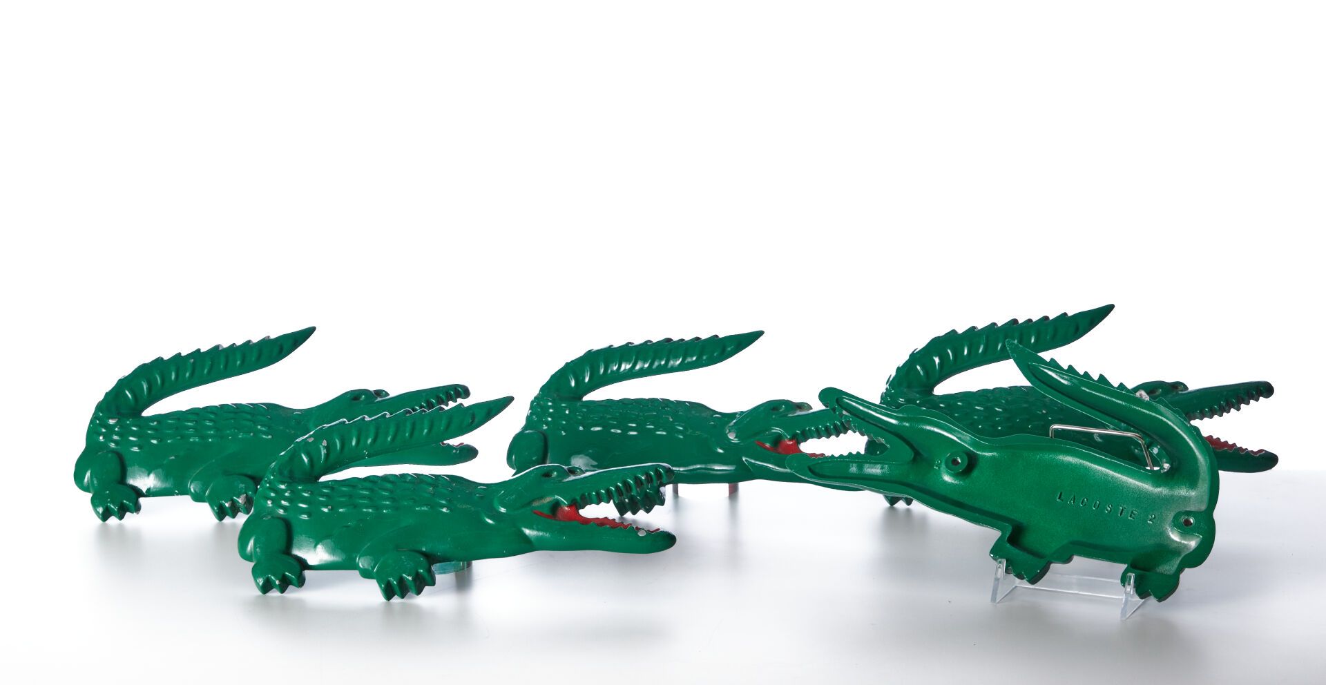 Null LACOSTE

Fünf Krokodile aus bemaltem Metall (zwei davon durchbohrt) - 29,5x&hellip;