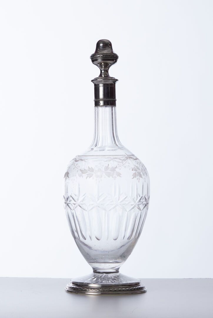 Null An engraved crystal decanter, silver stopper and rim - H : 32,5