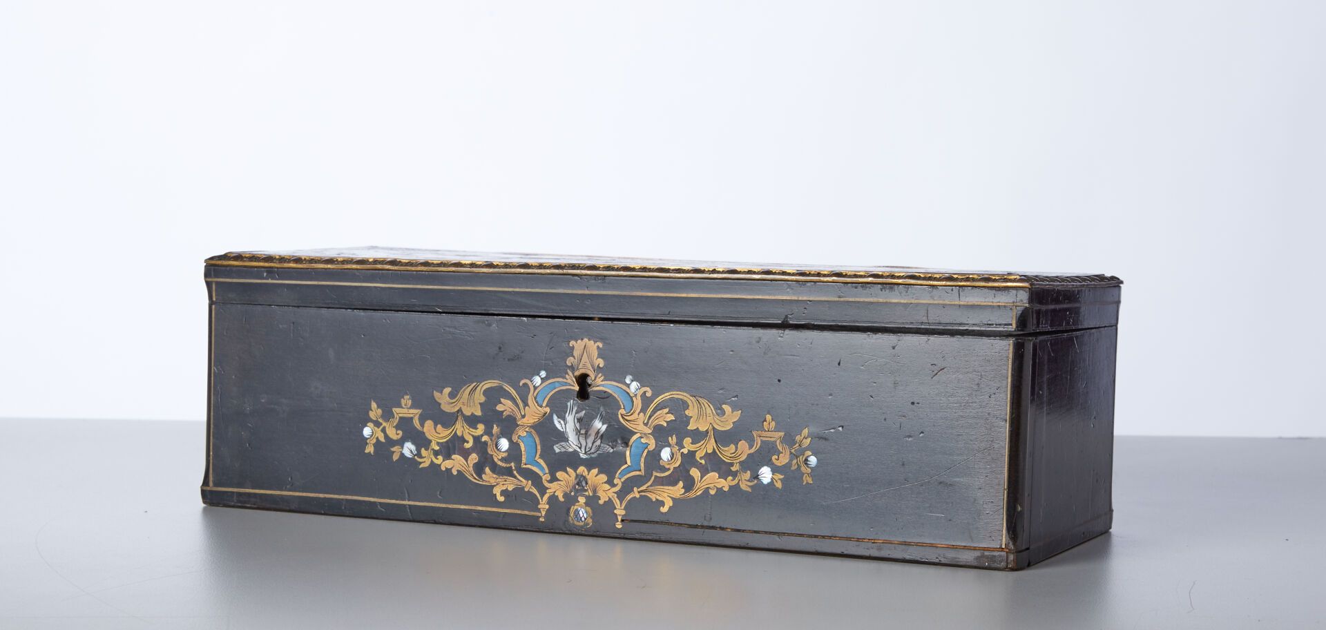 Null 一个布勒风格的黑化木和镶嵌盒。内部为紫檀木。

拿破仑三世时期 - 高 : 7,5 - 26,5x10