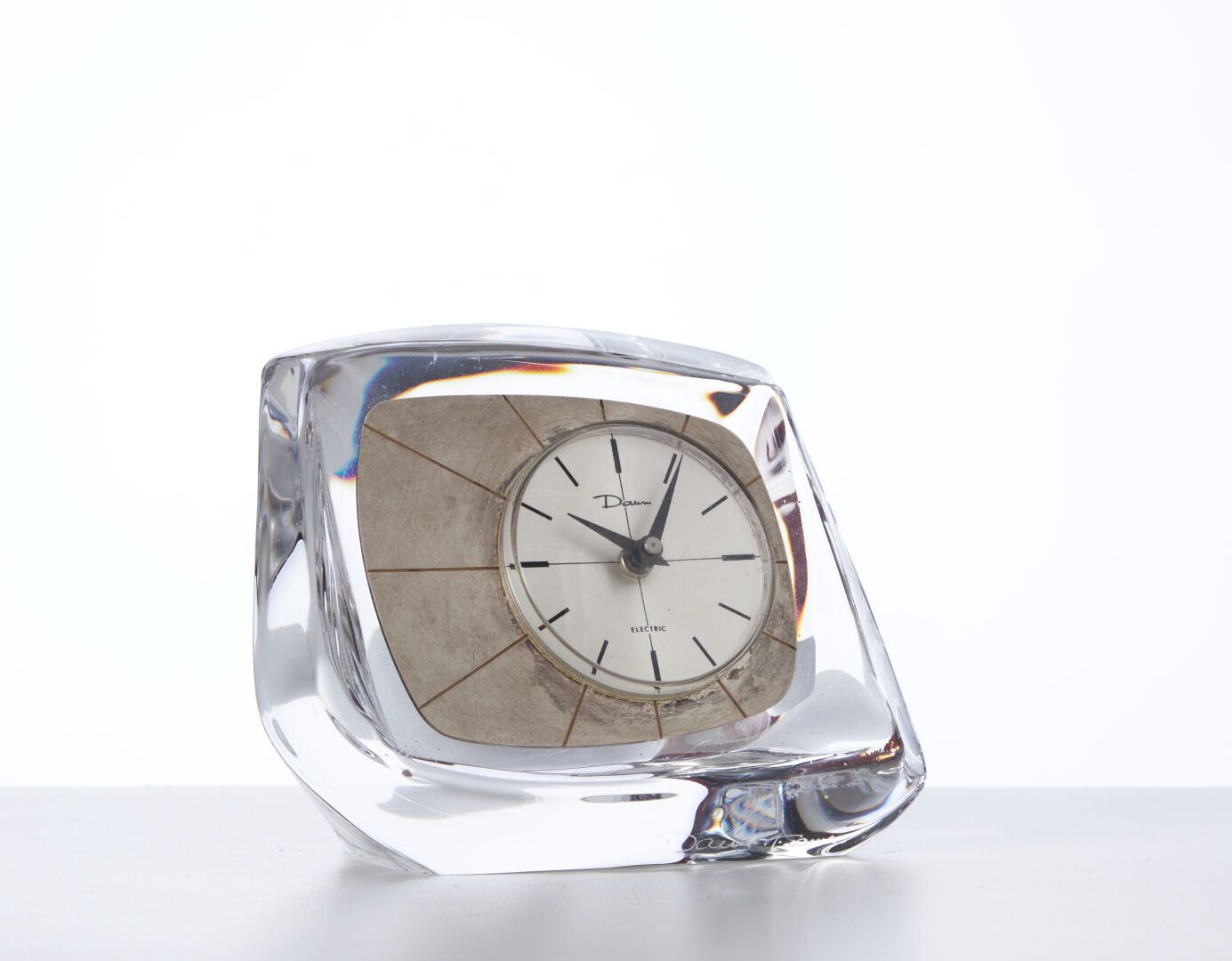 Null DAUM

Un reloj despertador de vidrio moldeado - H : 10,5 W : 14cm