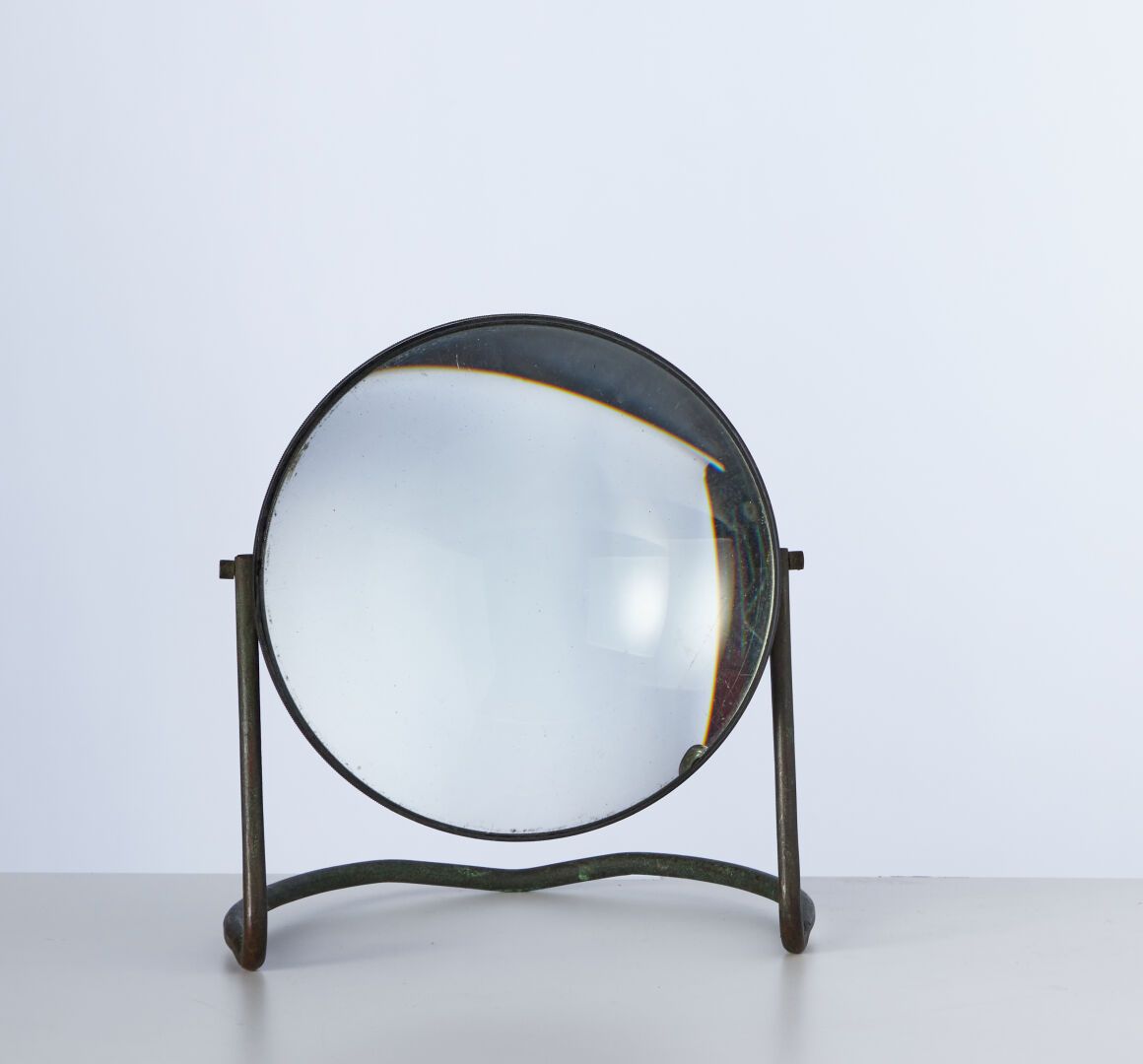 Null 放大镜及其锻铁框架 - 直径：15.2 - 高：19厘米（意外）。
