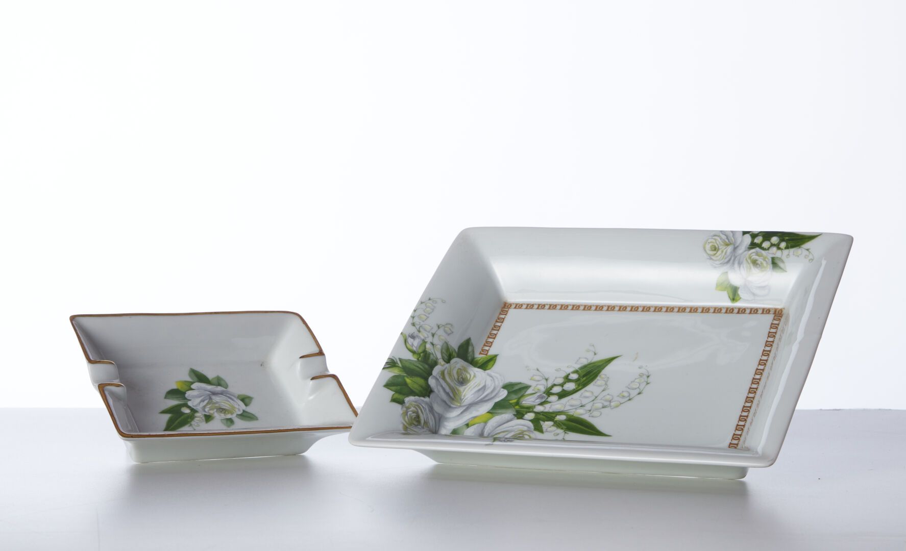 Null DIOR Christian

A Limoges porcelain tray and ashtray with flowers - 19,5x16&hellip;