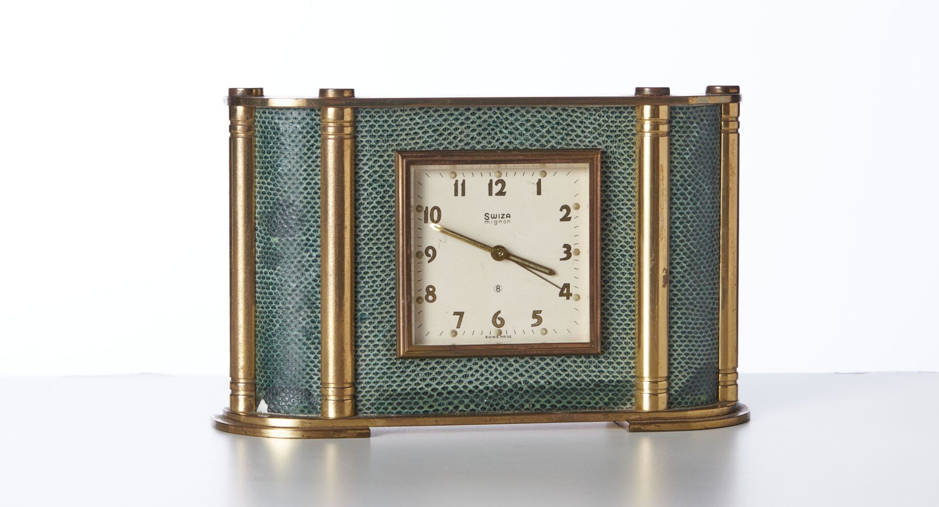 Null SWIZA

An alarm clock in gilded metal and stingray - H : 11 - L : 17,5