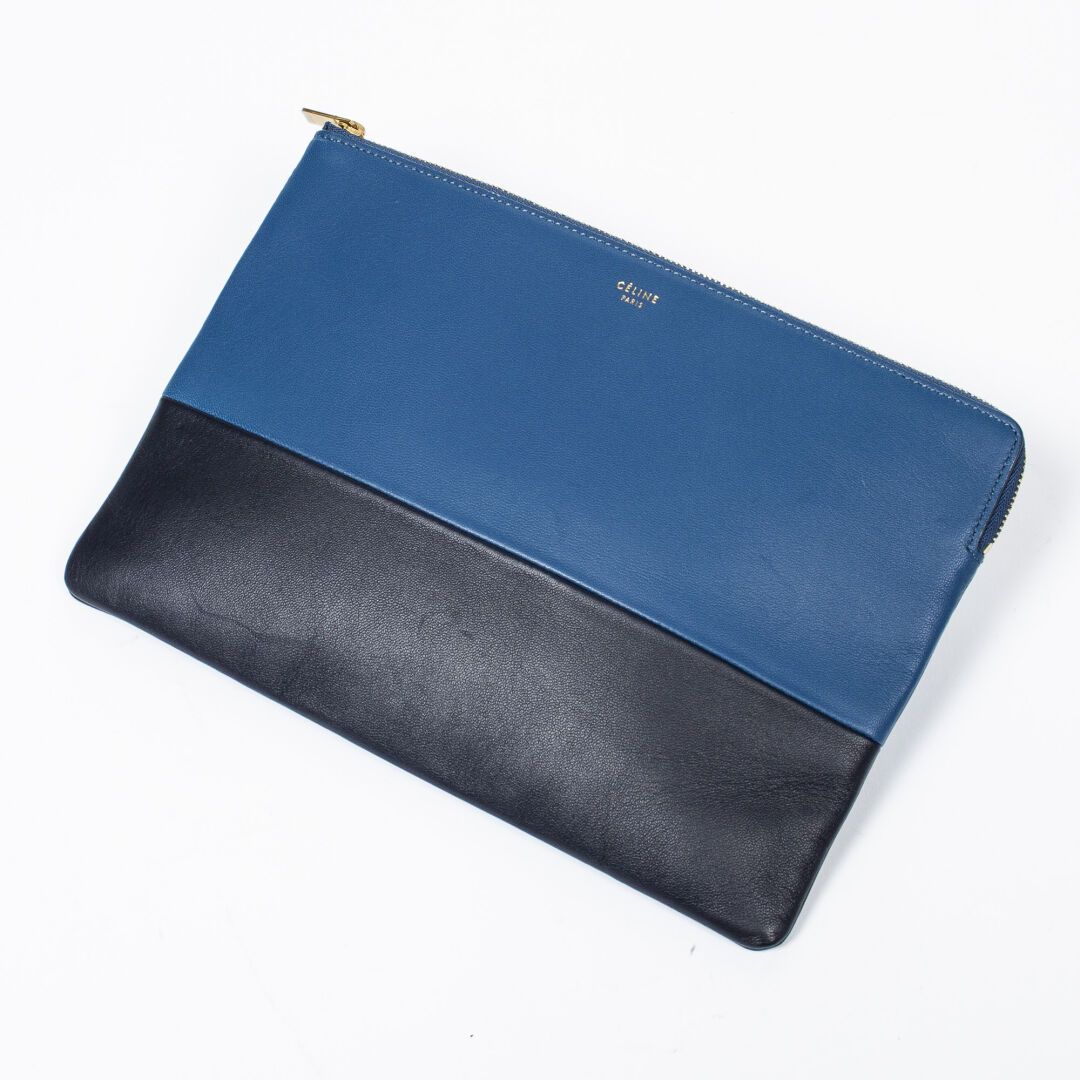 Null CÉLINE

Clutch

Clutch 



Blue and black smooth leather

Blue and black sm&hellip;