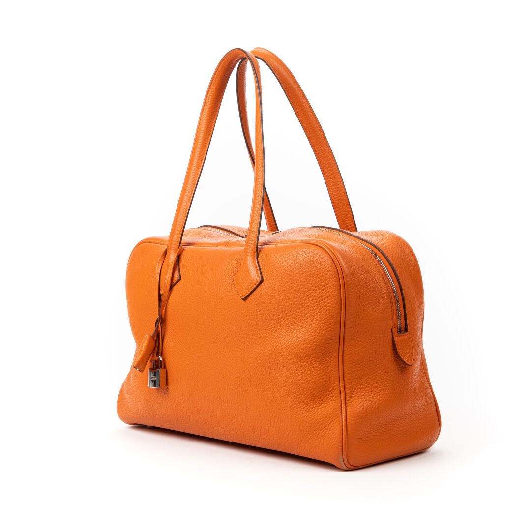 Null HERMÈS

2014

Victoria" bag

 "Victoria" bag 



Taurillon Clémence orange
&hellip;