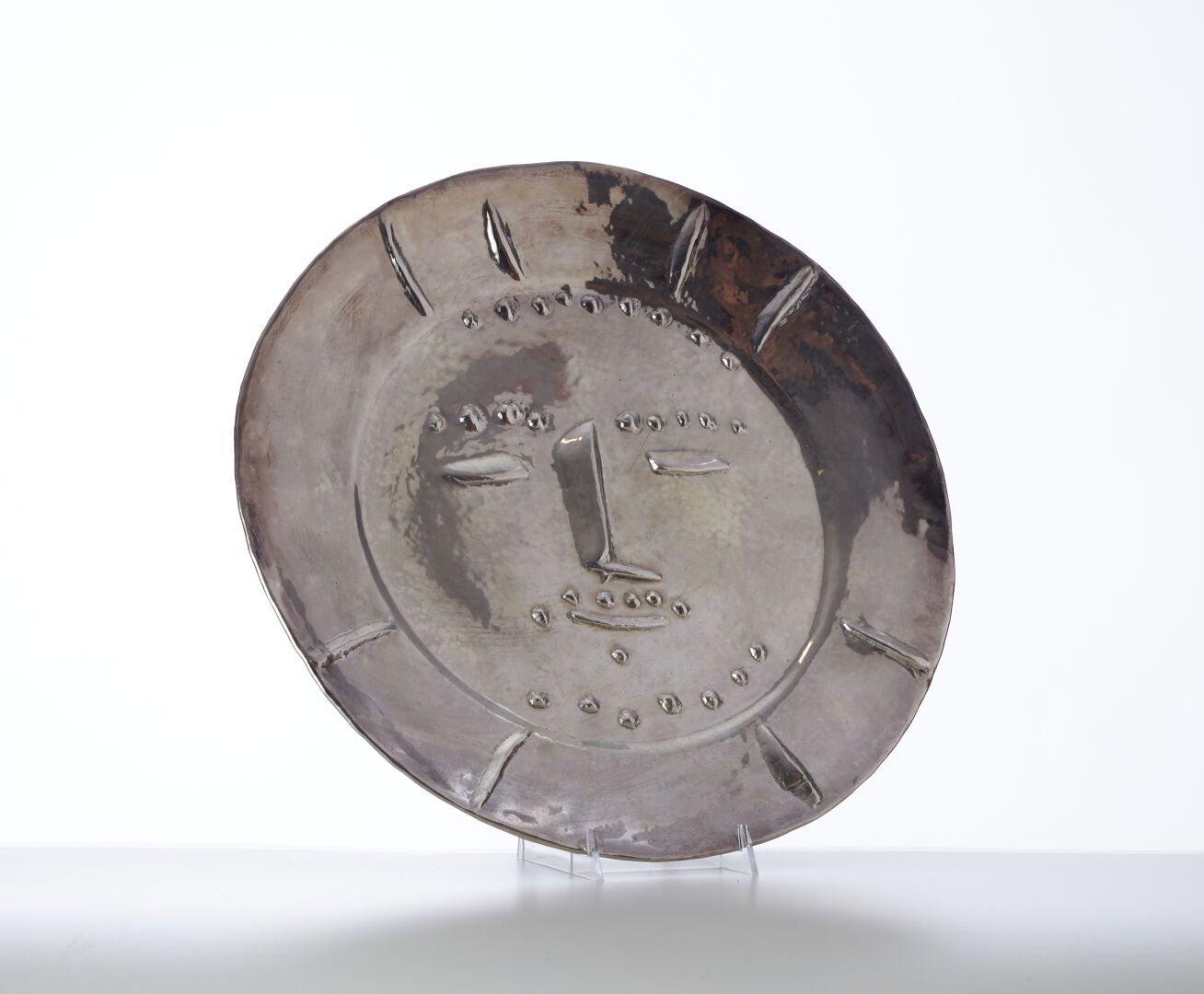 Null 皮卡索-巴勃罗 (1881-1973)

"Dormeur"（睡眠者）

银盘，背面有签名和编号的4/20。

弗朗索瓦-雨果金匠

直径：42.5厘&hellip;