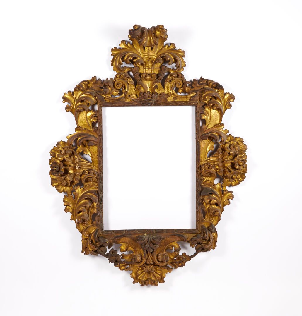 Null Important cadre en bois doré sculpté à décor de rinceaux et de fleurs

Trav&hellip;