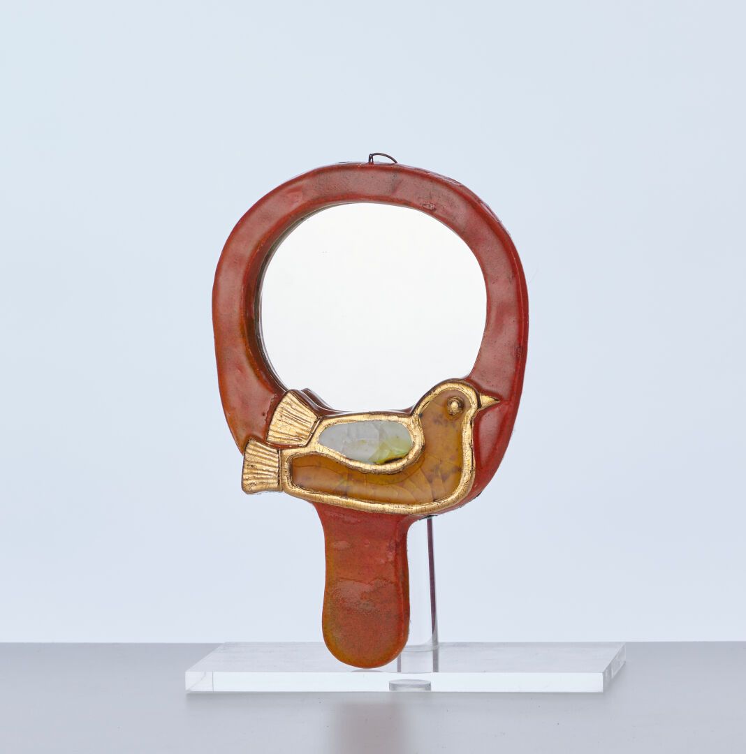 Null 
Mithé ESPELT (1923-2020)

Miroir à main

Faïence estampée et émaillée roug&hellip;