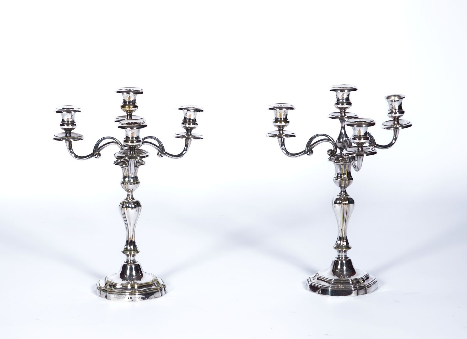Null CHRISTOFLE

Pair of silver plated metal torches

H : 39 cm

(missing a fuse&hellip;