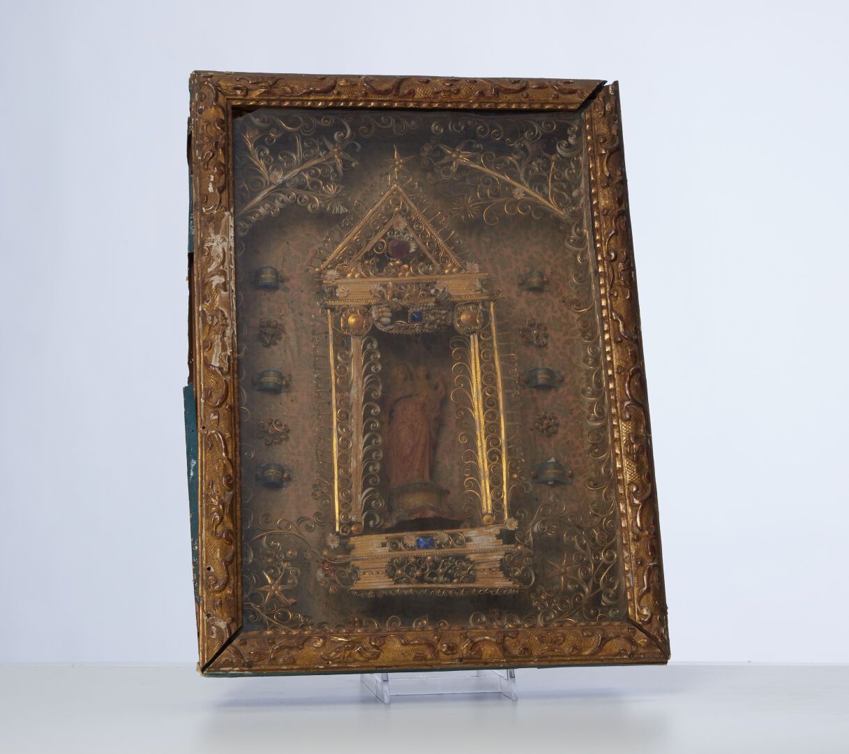 Null Reliquaire en bois doré garni d'une Vierge à l'enfant

43,5 x 31 x 8 cm

(q&hellip;