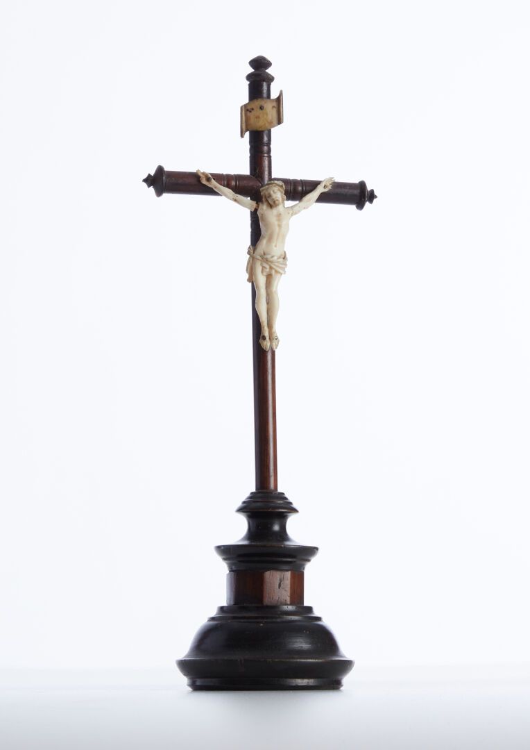 Null Christ en croix

Os et palissandre

H : 26 cm

(à restaurer)