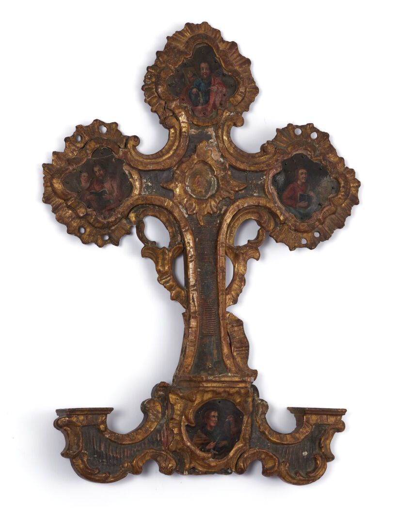 Null Croix en bois polychrome

Orné de peintures sur cuir à décor de saints pers&hellip;