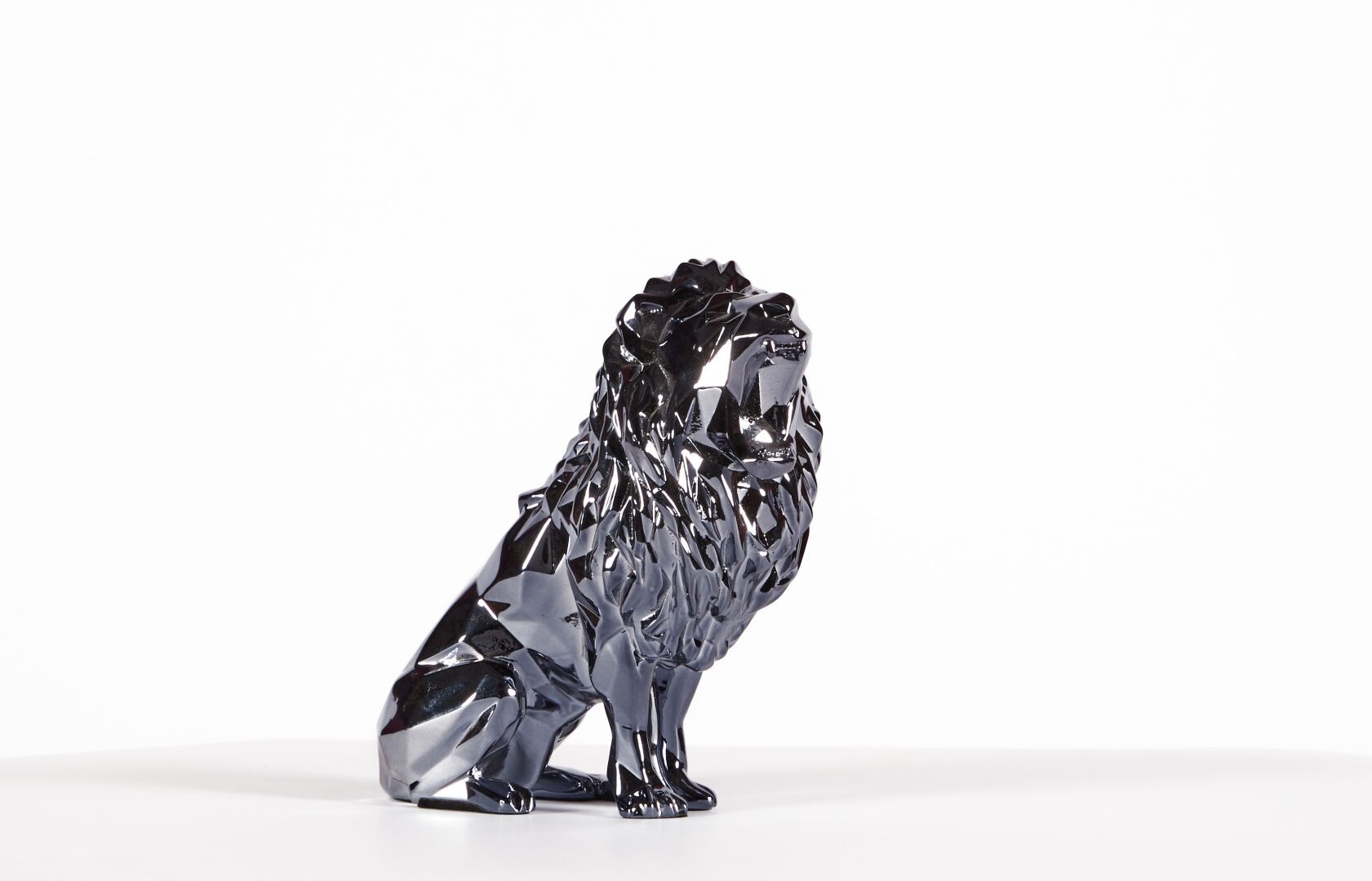 Null Richard ORLINSKI (生于1966年)

"咆哮的狮子

树脂雕塑

在其原包装盒中

高：12,5 宽：6 深：9 厘米