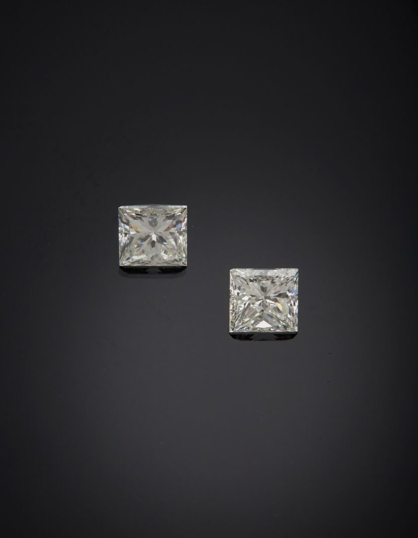Null Ein Paar Diamanten im Prinzessinnenschliff mit einem Gewicht von jeweils 0,&hellip;
