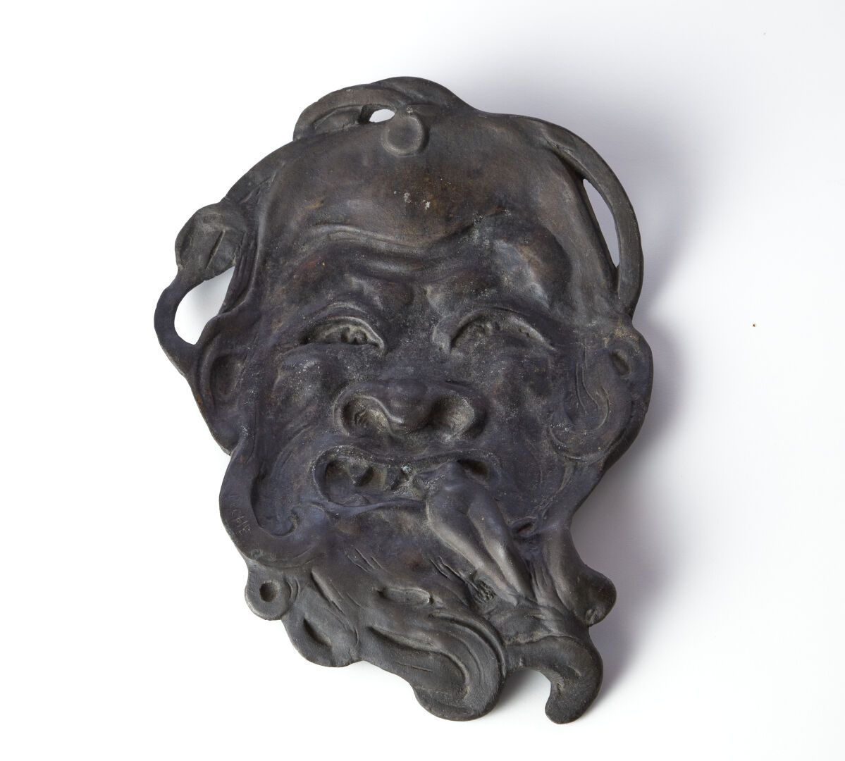 Null 捕鱼
萨提尔面具形式的口袋，吞下了一个沐浴者
带铜锈的青铜器
26,5 x 20 cm