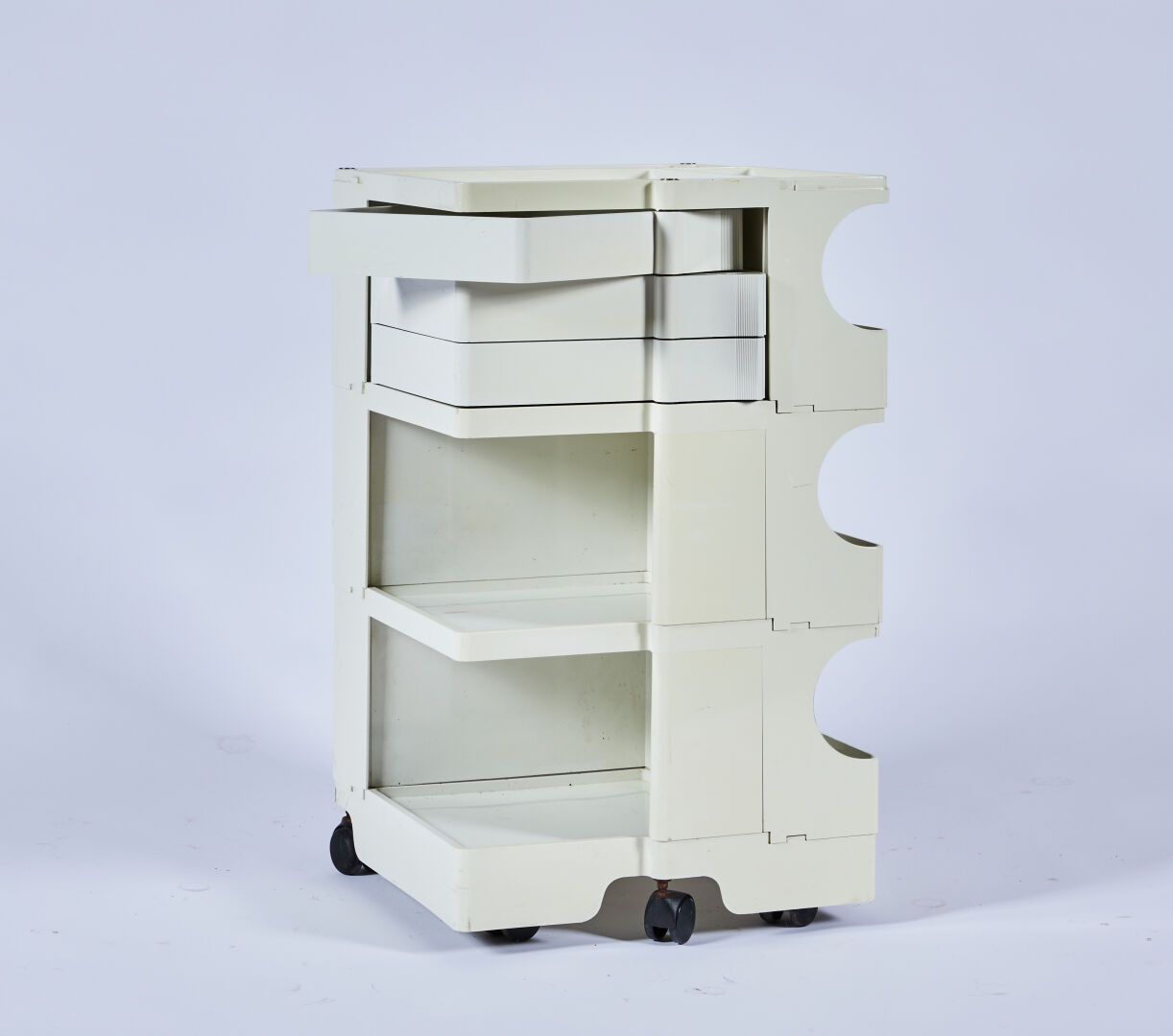 Null COLOMBO Joe
米白色热成型塑料 "Boby "餐具柜，带脚轮
1970年左右为办公家具公司B-Line制作的模型
签名
72 x 43 x &hellip;