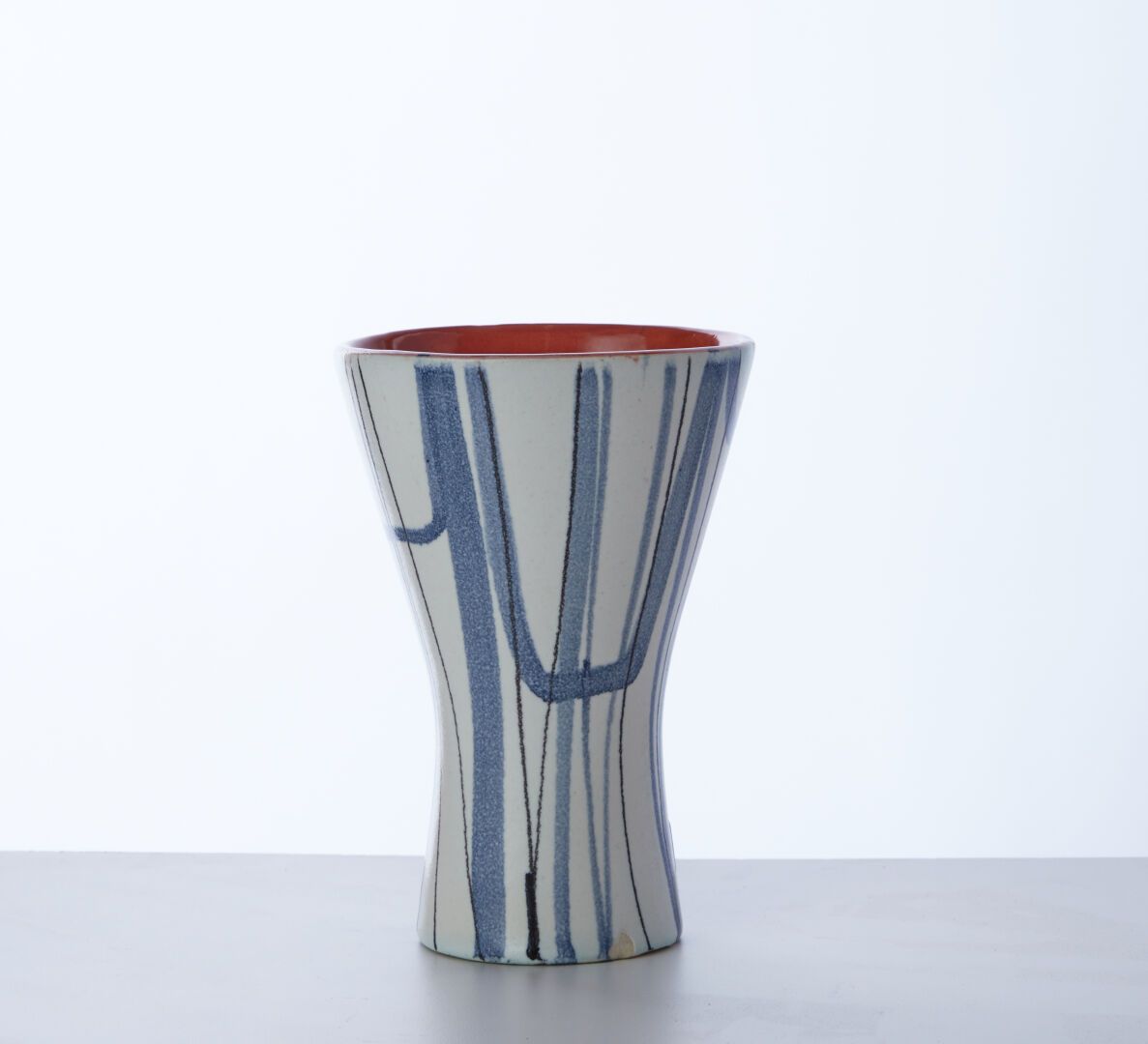 Null CAPRON罗杰（1922-2006）在瓦劳里
蓝色和白色釉面陶瓷角小花瓶
签名
高：14.5厘米
(脚上的芯片)