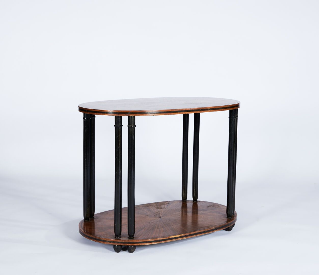 Null 杜弗斯内-莫里斯（1876-1955）的品味
镶嵌有两个托盘的基座桌和熏黑的木材
61 x 81 x 50,5 cm
